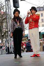 Kommunalreferentin Kristina Frank beim Tanz der Martkfrauen (©Foto:Martin Schmitz)